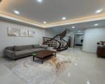 Bán nhà mặt phố Đại Cồ Việt, 85m2, 4 tầng, nhỉnh 49 tỉ, ô tô ngủ trong nhà, vỉa hè rộng,